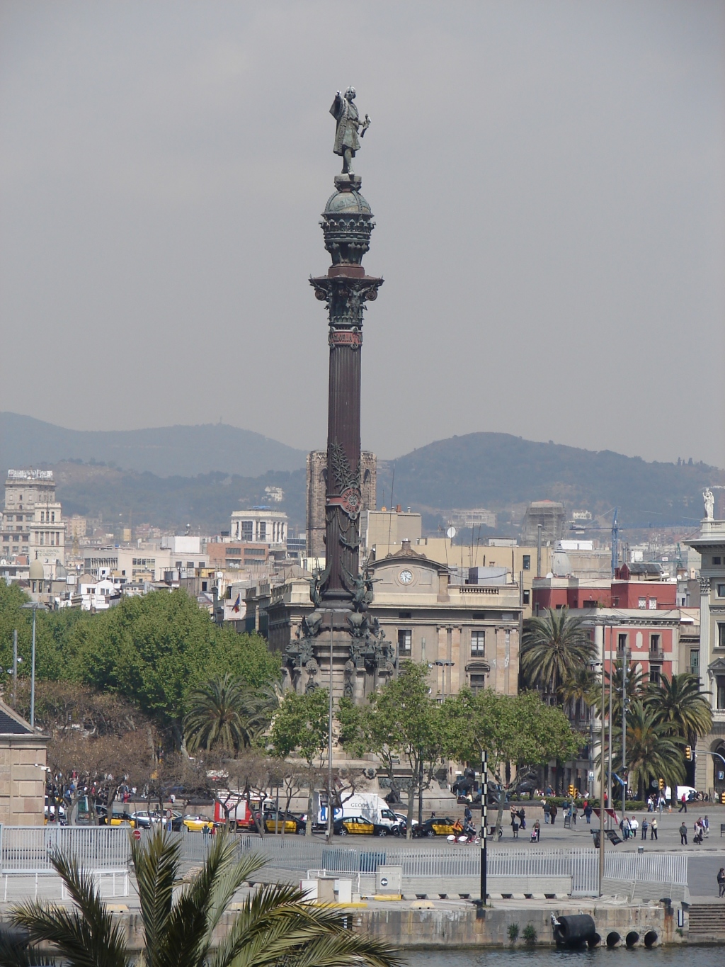 Statue honoring Columbus.jpg